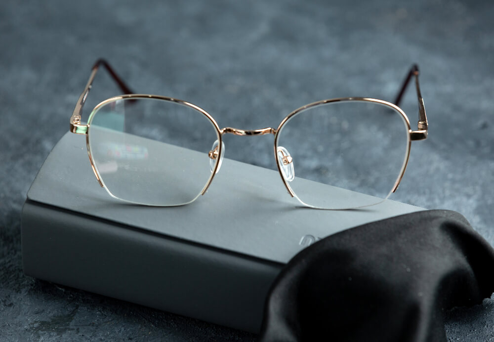 Tommy Hilfiger Eyeglasses: Enhance Your Style with Timeless Elegance