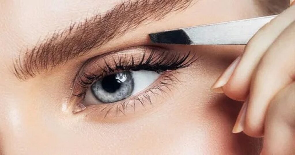 Eyelashes Tweezers in UK: A Must-Have Tool for Every Makeup Bag