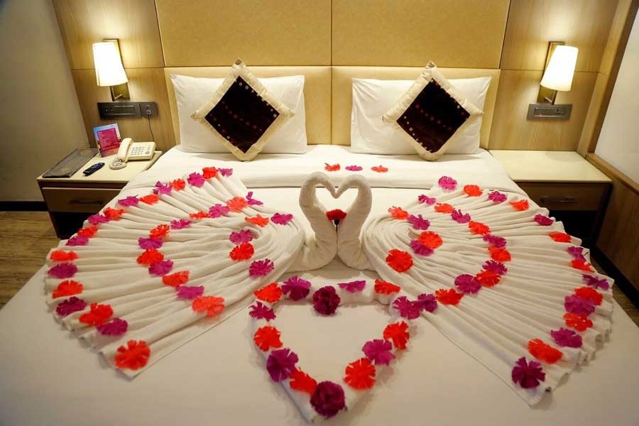 Romantic Getaway: Best Delhi Honeymoon Packages